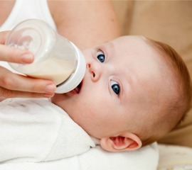 baby-bottle-feeding